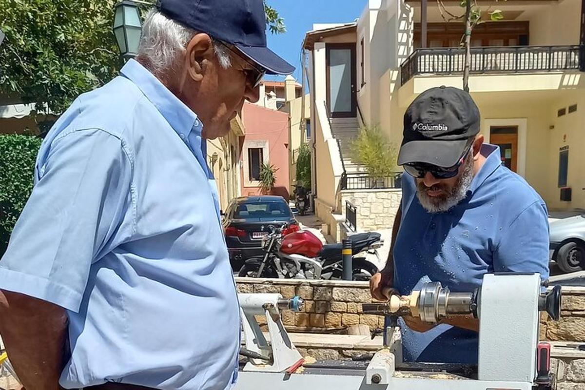 Δύο άντρες κοιτάζουν έναν πυροσβεστικό κρουνό