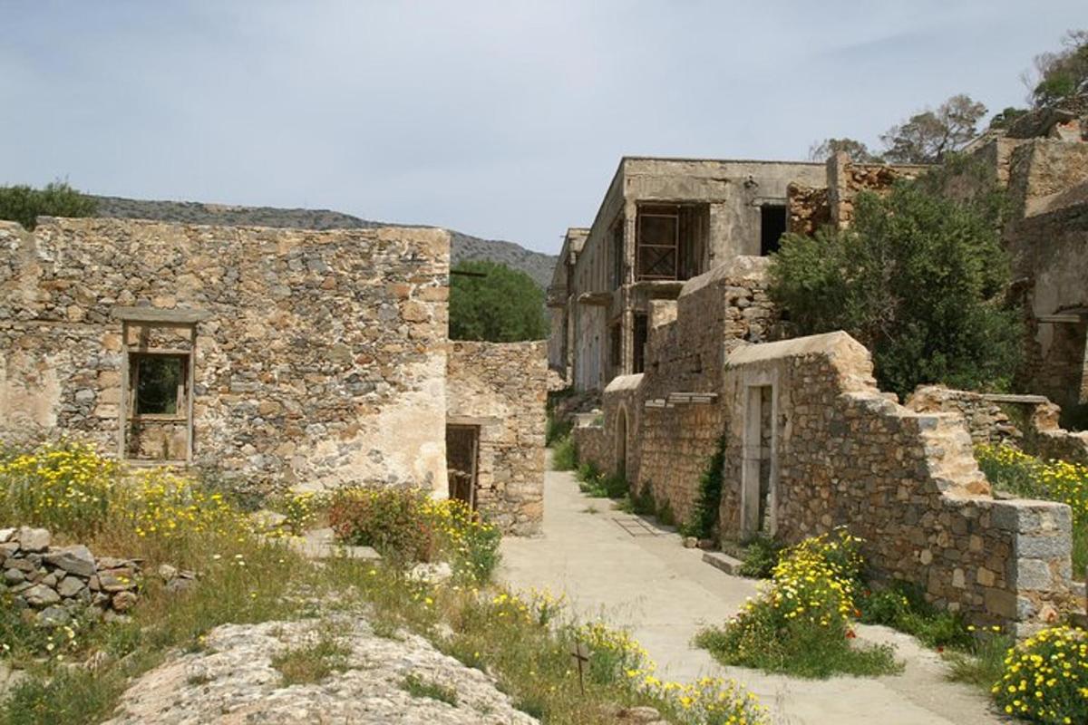 un antic edifici de pedra amb un camí al davant