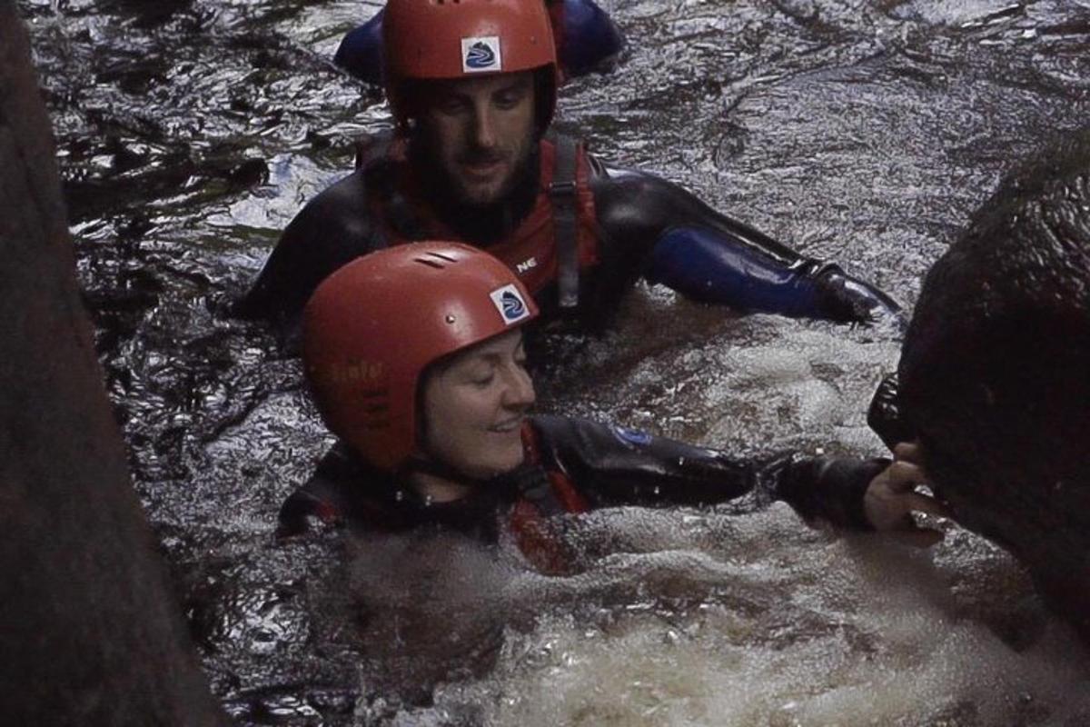 muž a žena ve vodě v řece