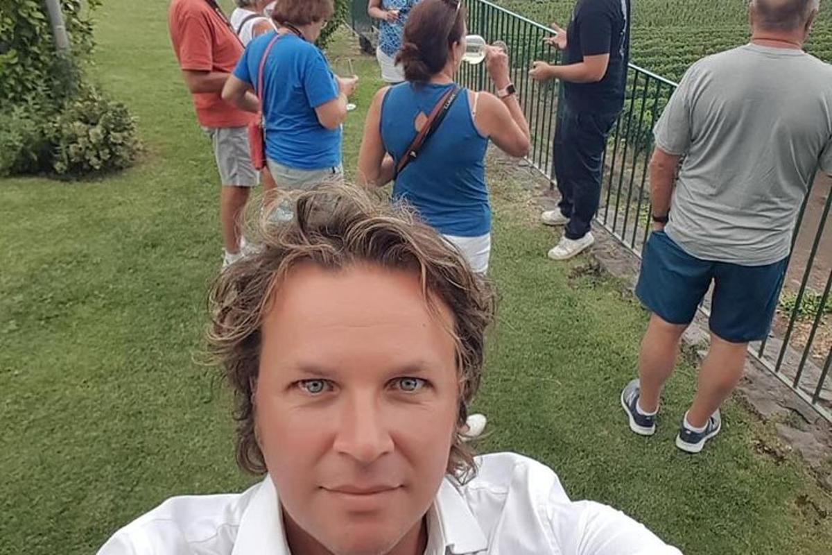um homem parado na frente de um grupo de pessoas