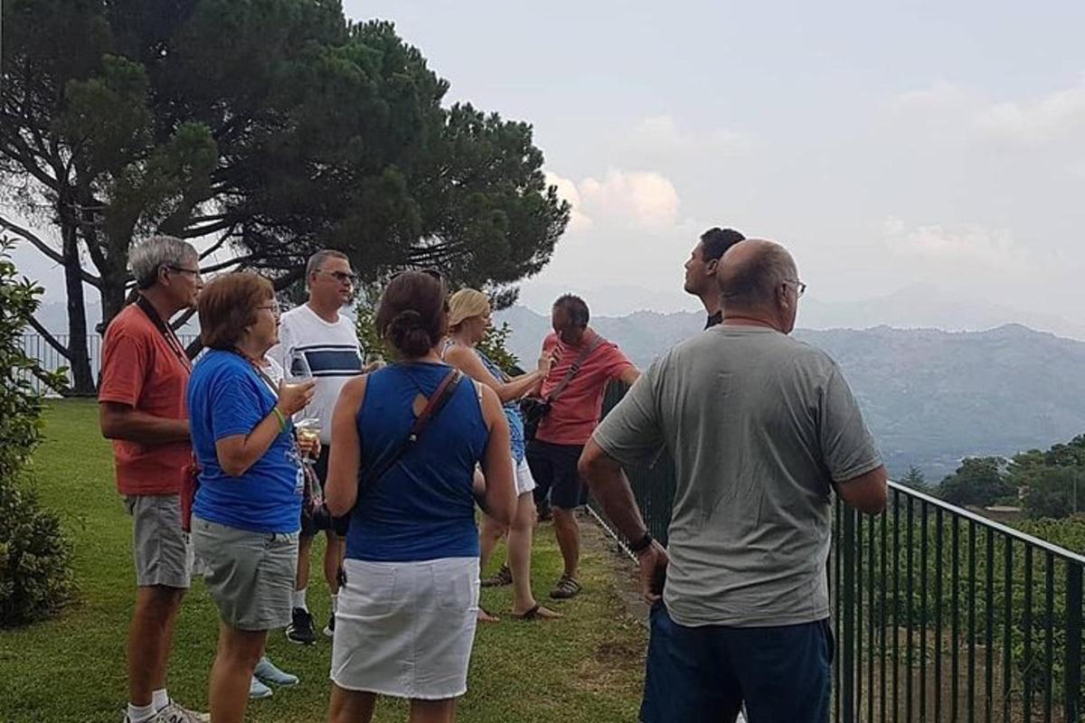 um grupo de pessoas em pé no topo de uma colina