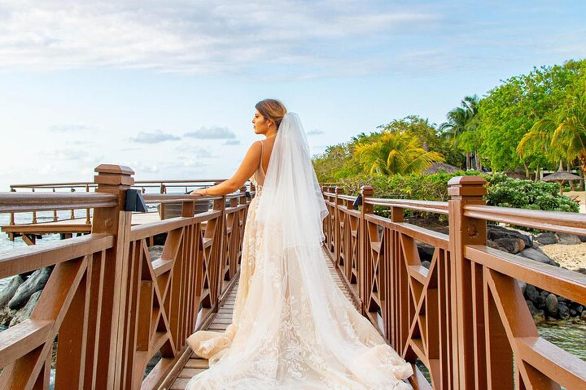 una donna in abito da sposa in piedi su un ponte