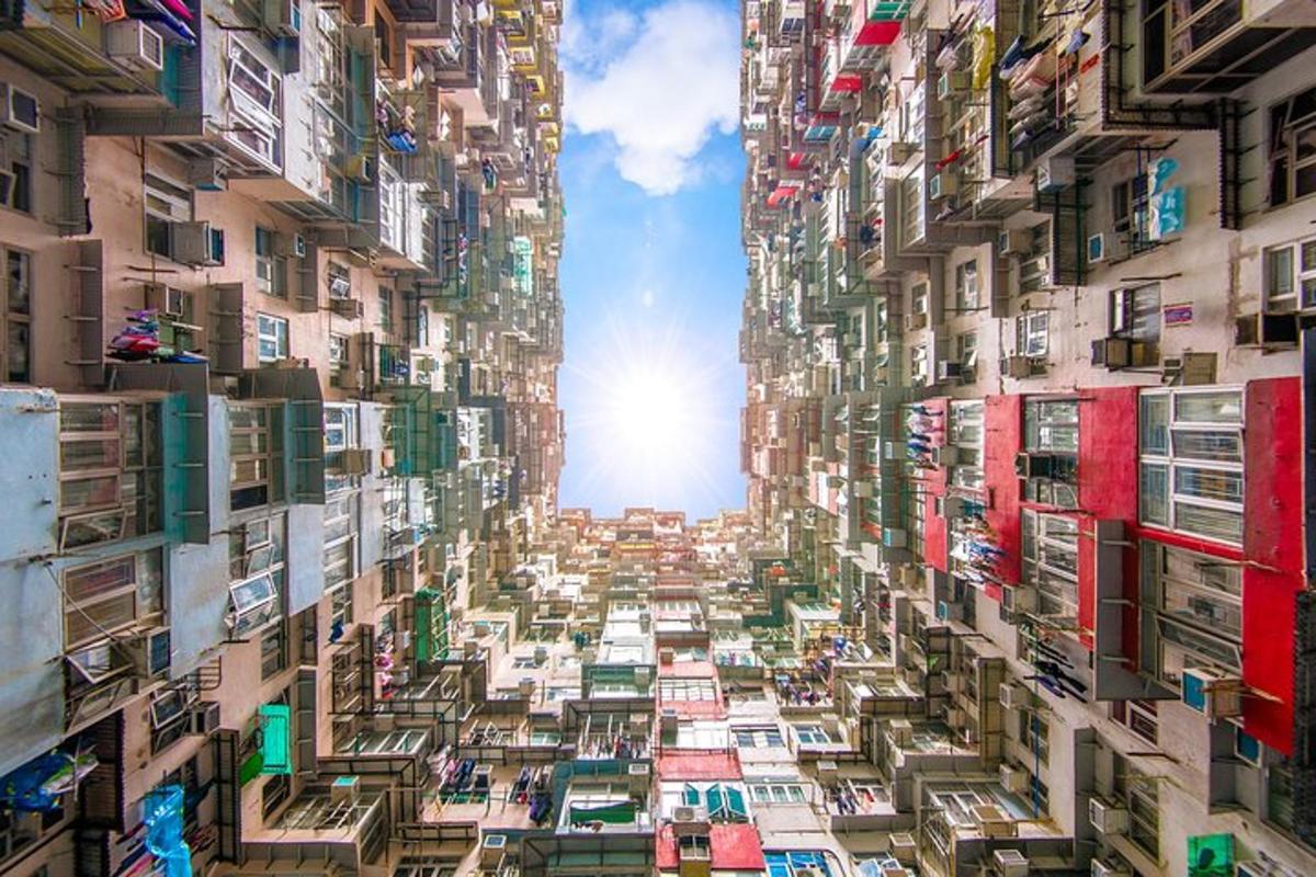 una vista desde el medio de un edificio alto