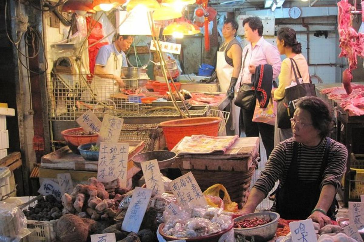 isang grupo ng mga tao na nakatayo sa paligid ng isang palengke na may dalang pagkain