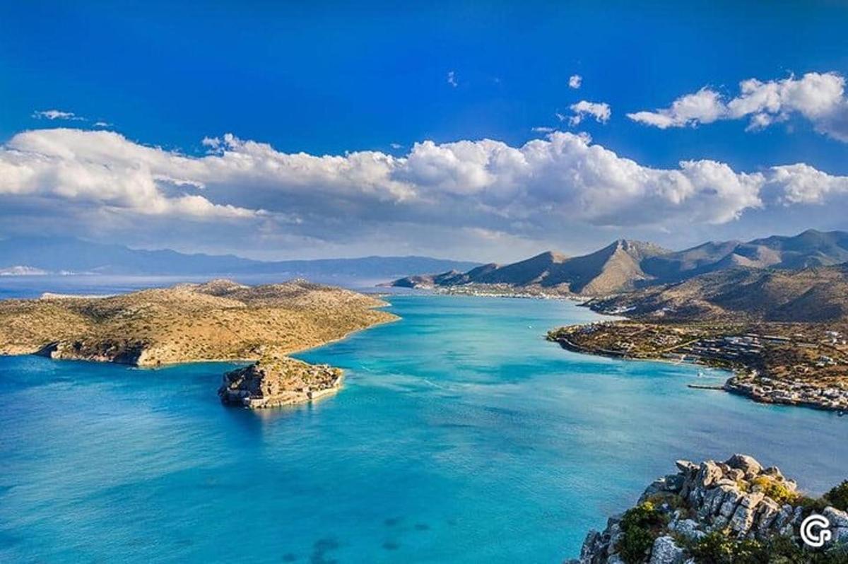 μια εναέρια άποψη ενός μεγάλου υδάτινου σώματος
