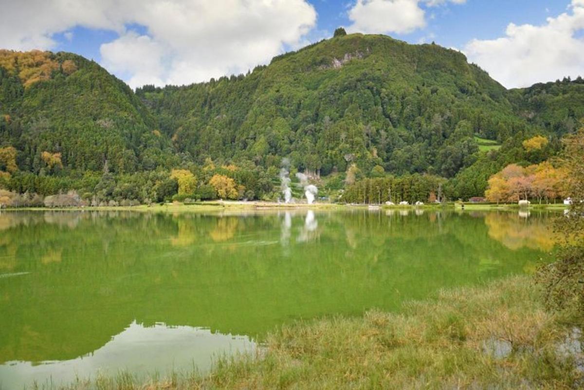 velké jezero s horou v pozadí