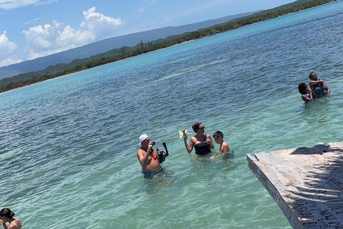 skupina lidí stojících ve vodní ploše