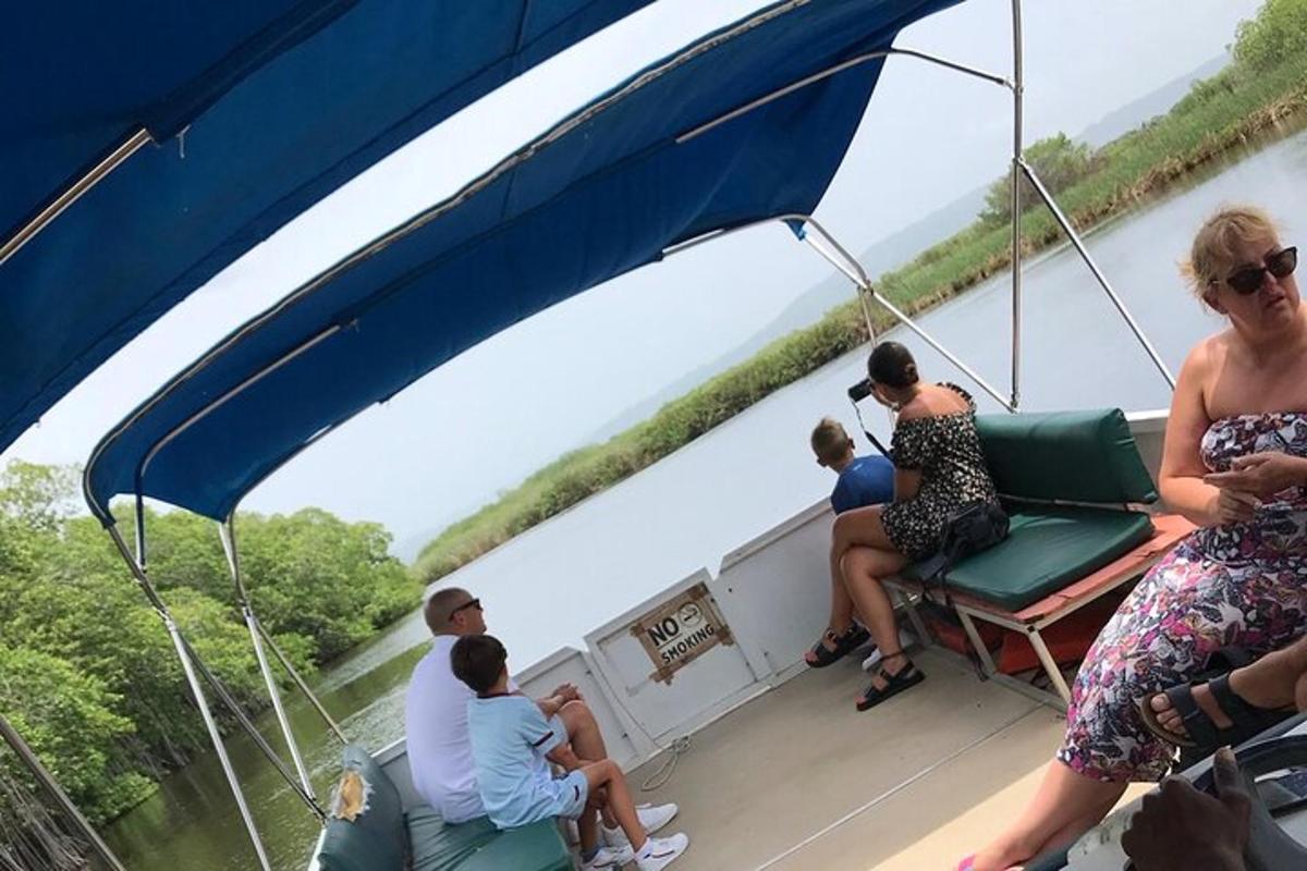 skupina lidí sedících na zadní straně lodi