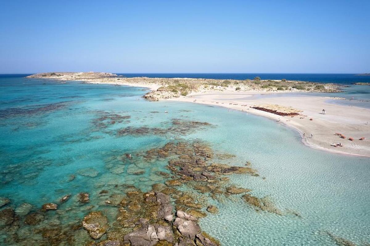 una vista aèria d'una platja i l'oceà