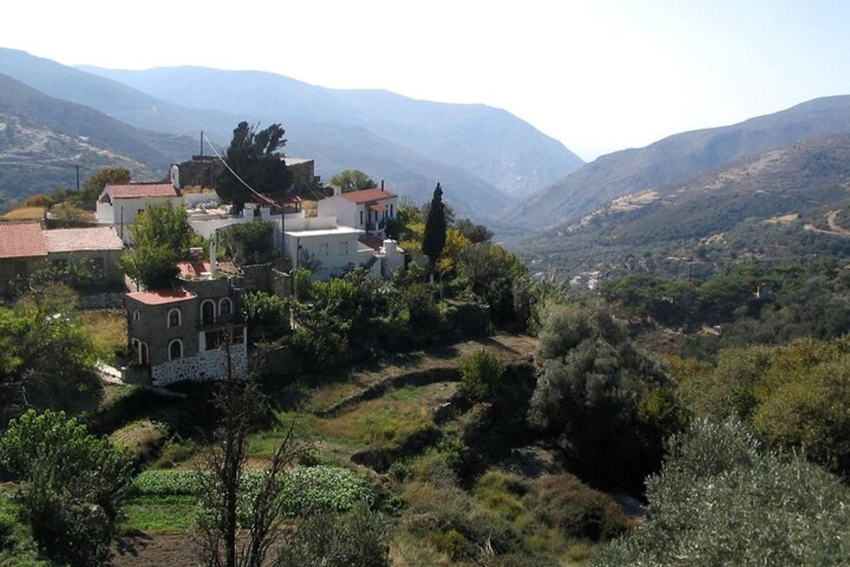 ένα σπίτι σε έναν λόφο με βουνά στο φόντο
