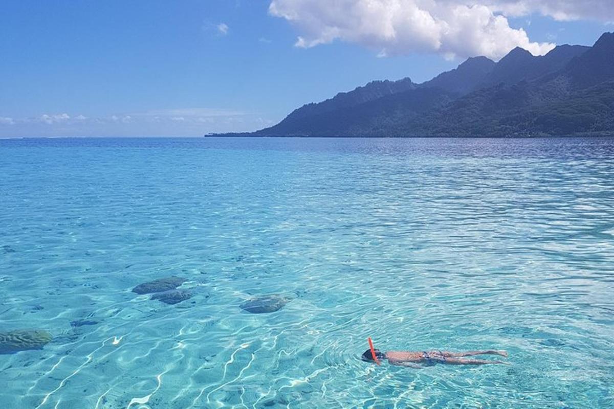 eine Person, die im Wasser im Ozean liegt