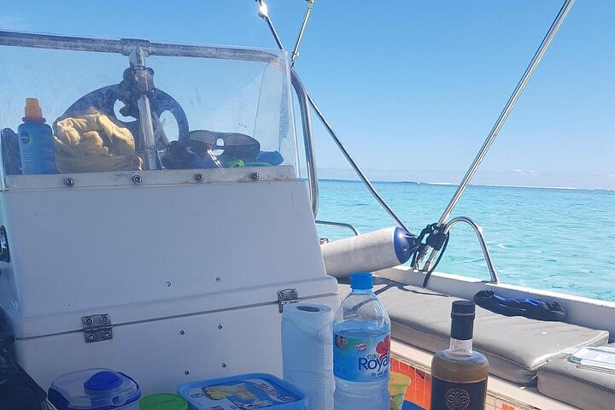 en båt med flasker på siden av vannet