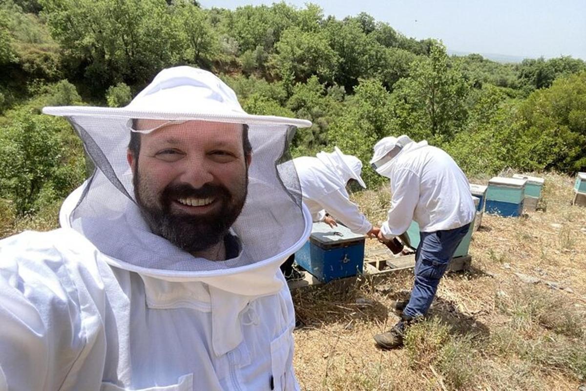 um grupo de pessoas vestidas com fantasias em um campo