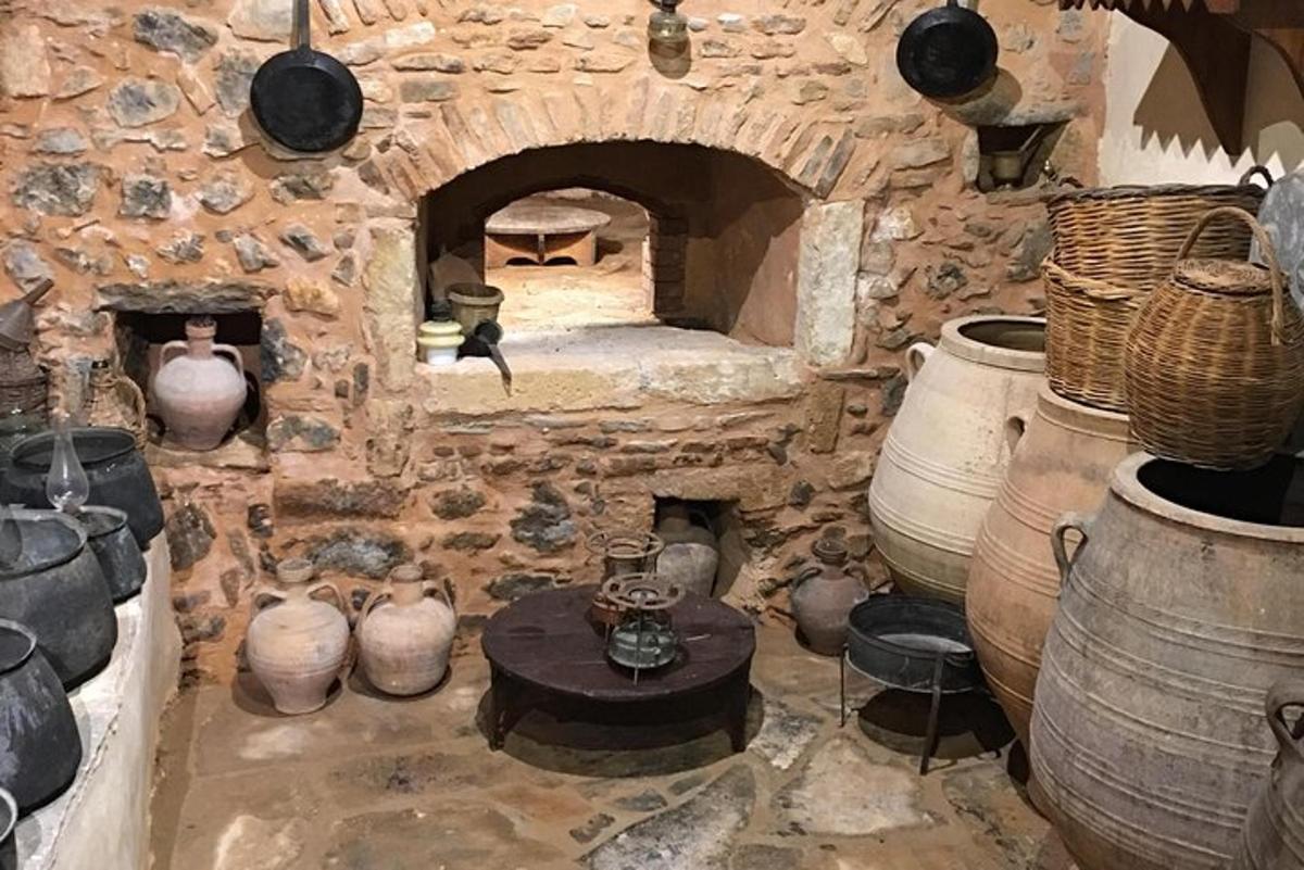 uma sala de pedra com um forno de pedra com potes e vasos
