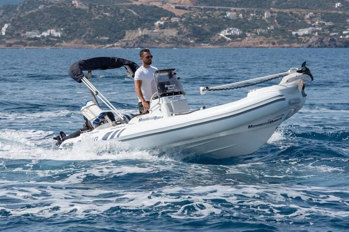 un uomo su una barca in acqua