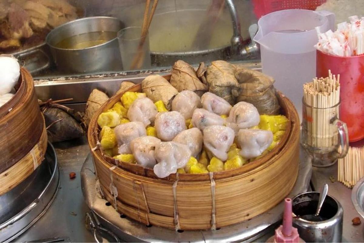 bakul berisi makanan di atasnya