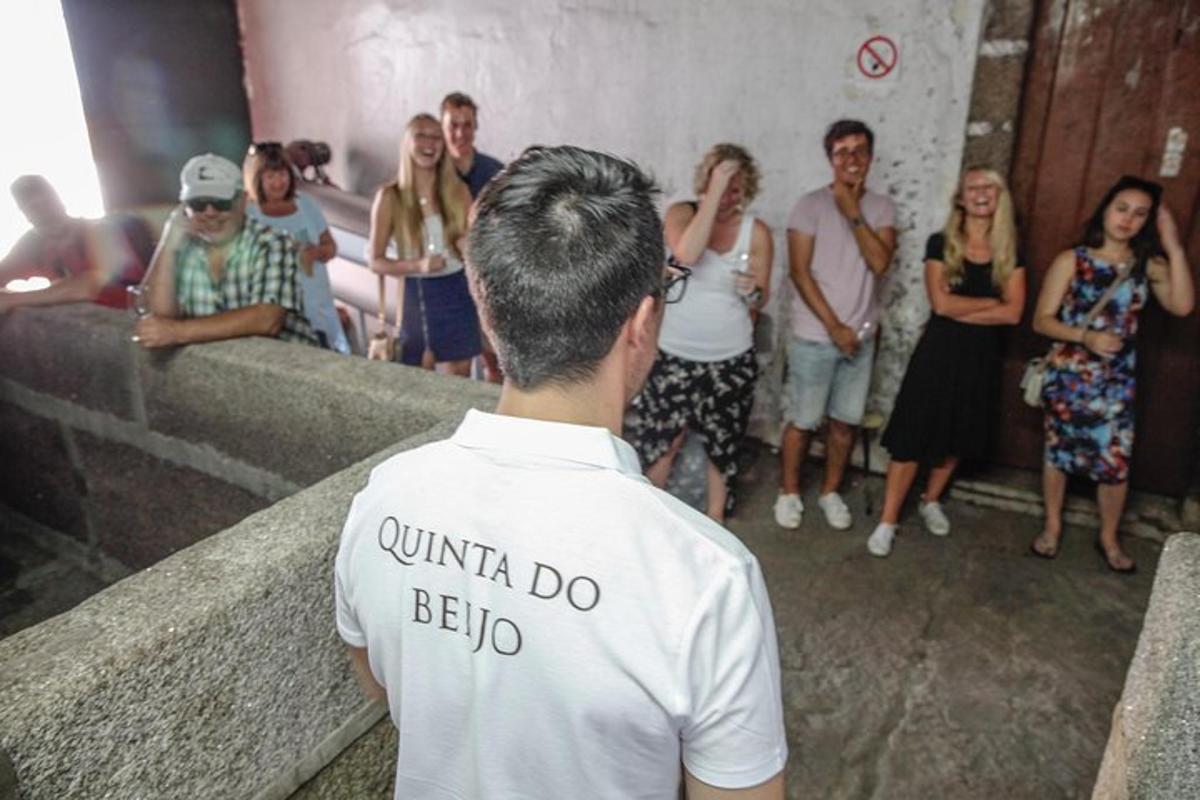 moški, ki stoji pred skupino ljudi
