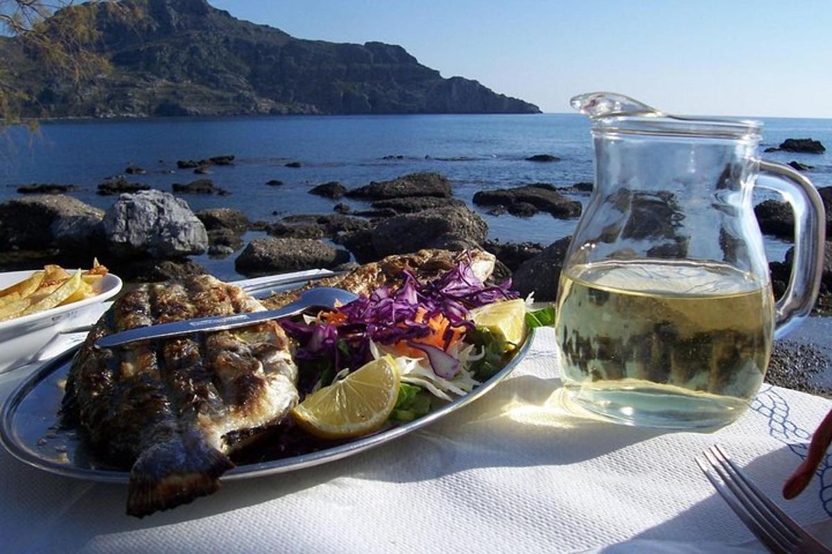 o farfurie cu mâncare pe o masă lângă ocean