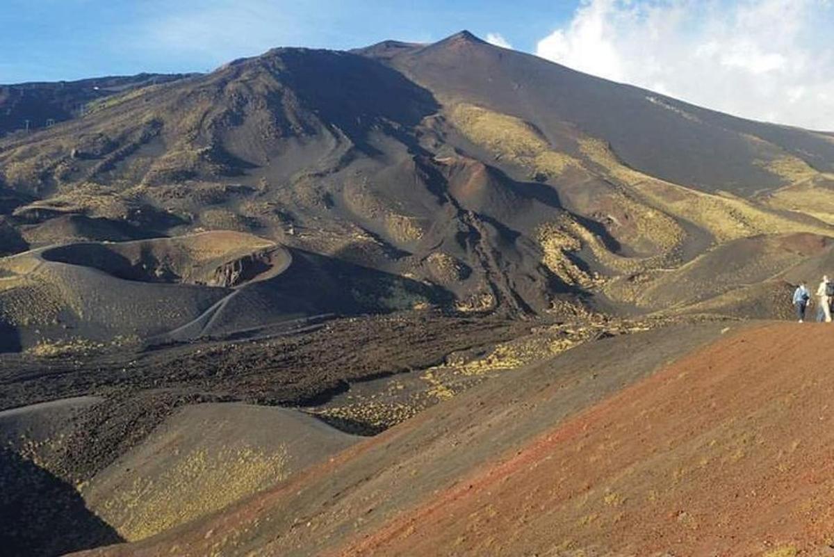 twee mensen staan op de top van een berg