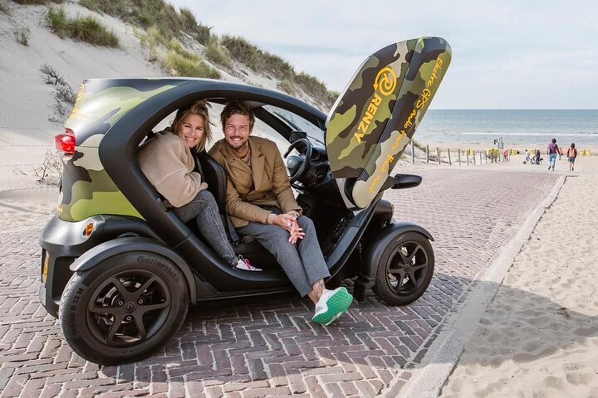 en mann og en kvinne som sitter i en bil på stranden