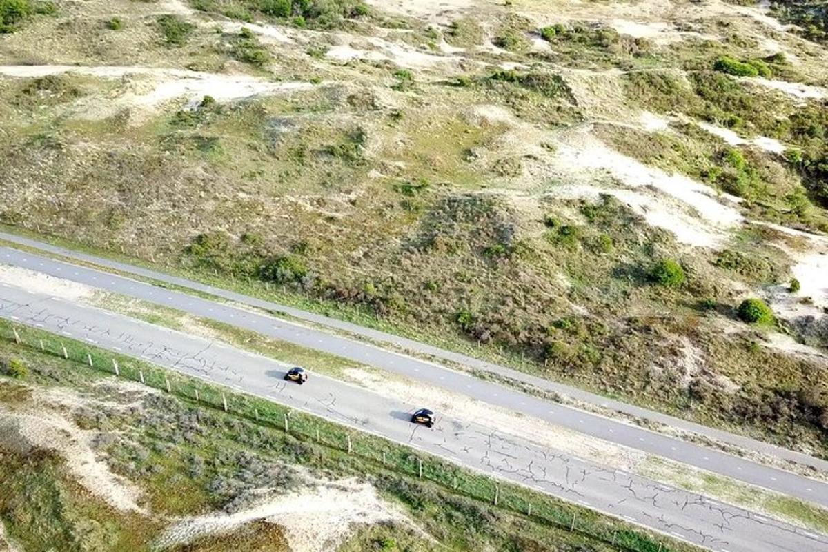 en oversiktsvisning av to biler på en motorvei