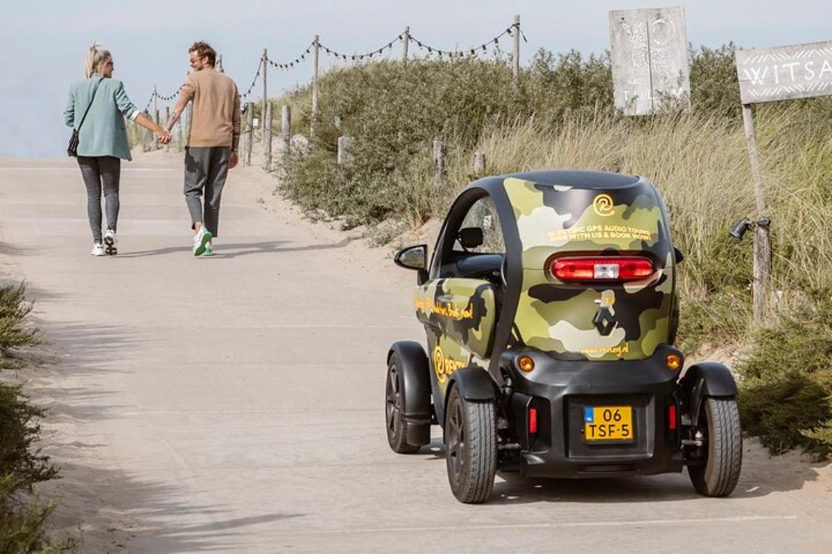en mann og en kvinne som går nedover en sti med en mobilitetsscooter