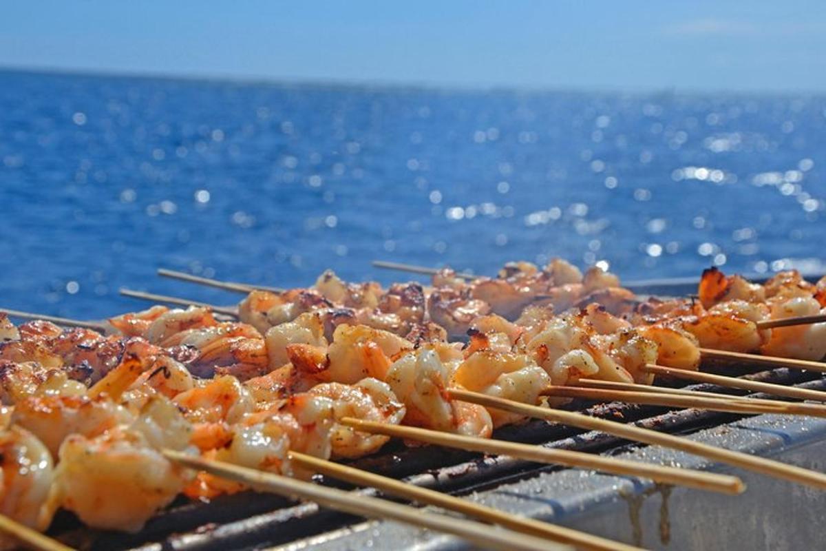 un mucchio di cibo su una griglia con le bacchette