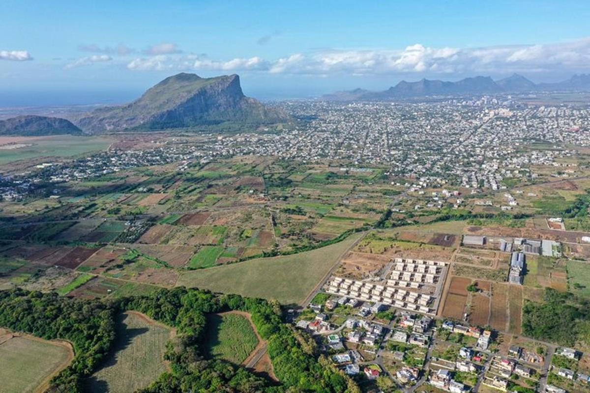 una vista aerea di una città con una montagna sullo sfondo