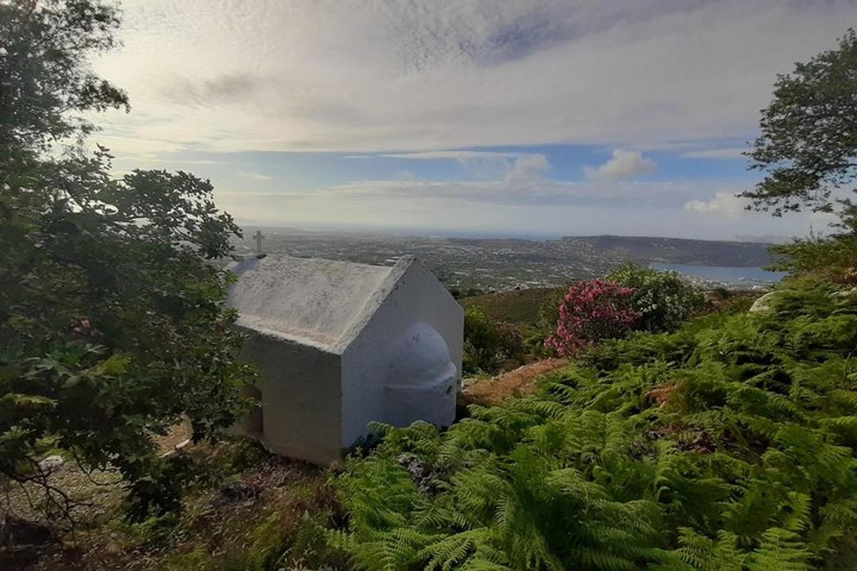 sebuah bangunan yang terletak di tepi bukit