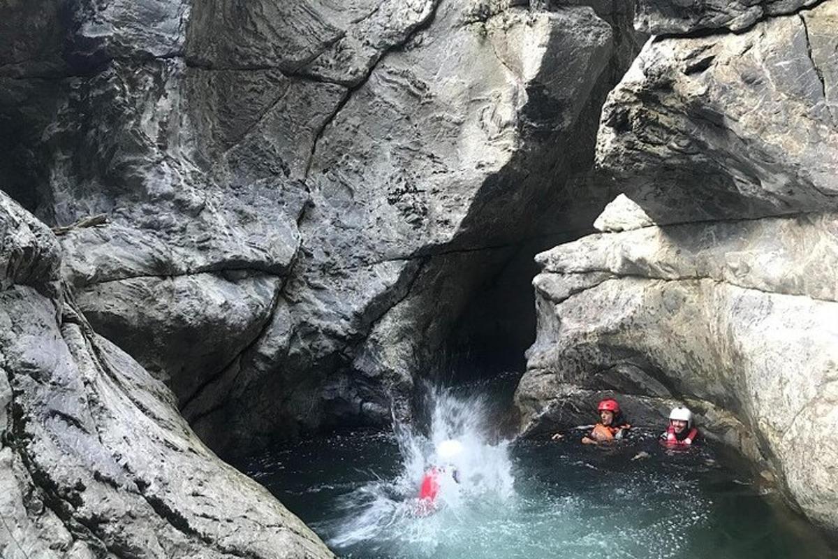 un gruppo di persone in una pozza d'acqua in una grotta