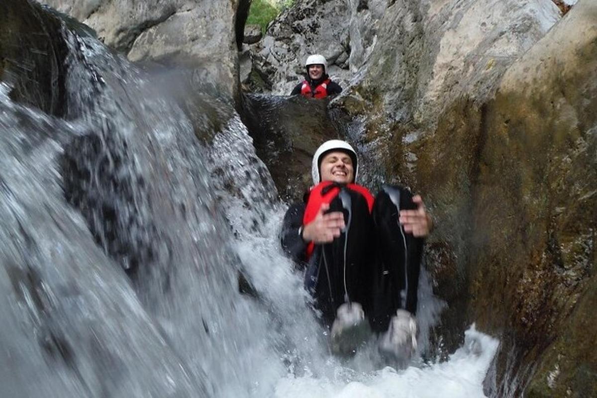 duas pessoas estão em uma cachoeira