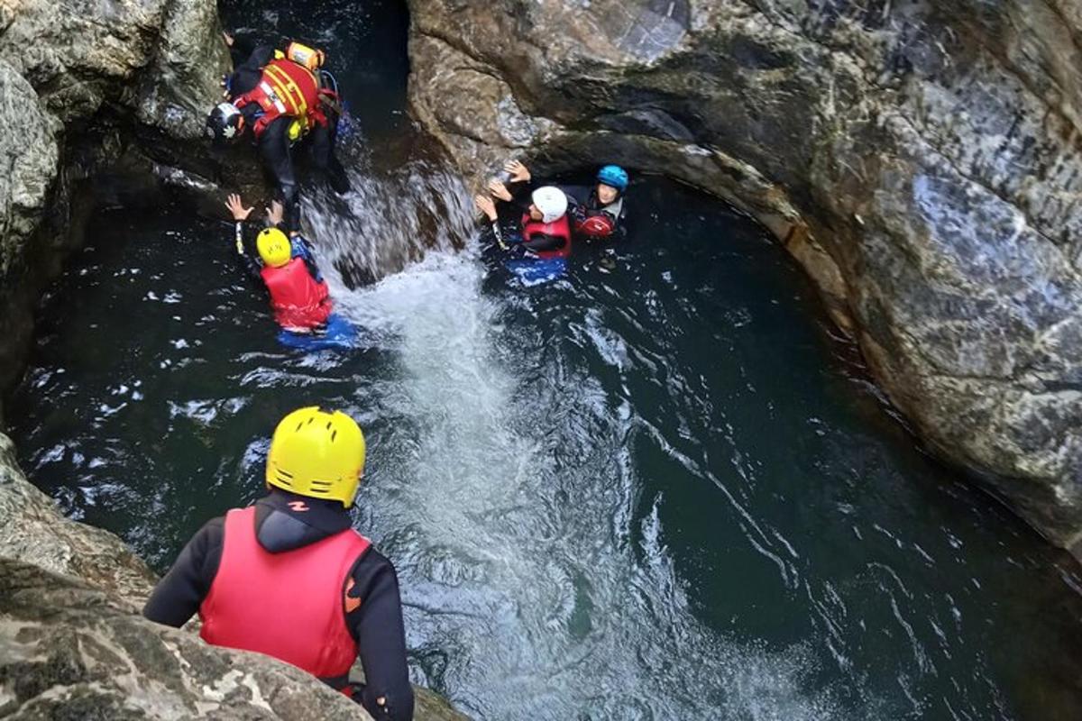 un gruppo di persone in un fiume in una grotta
