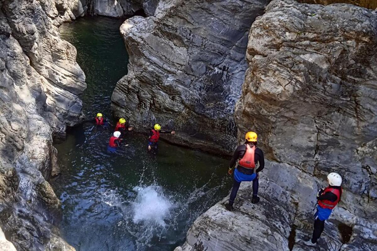 un gruppo di persone in piedi sulle rocce in un fiume