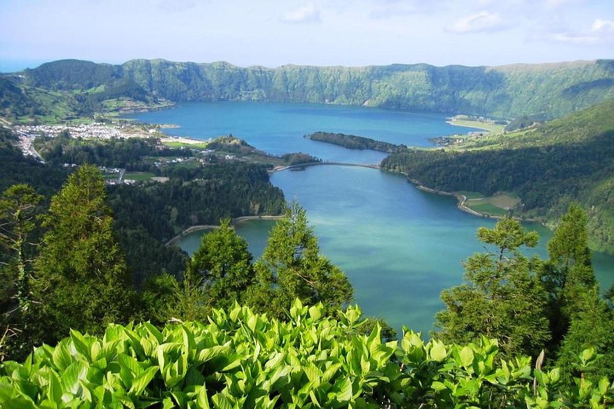 pemandangan tasik yang besar di pergunungan