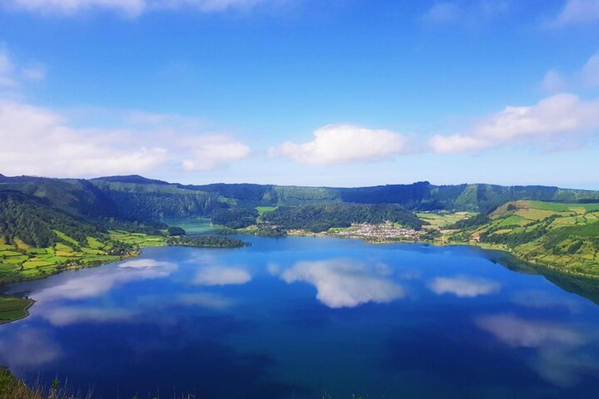 uma vista aérea de um lago em um vale