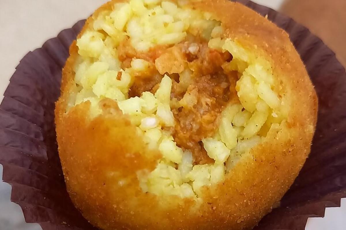 Un primer plano de un cupcake con un agujero.