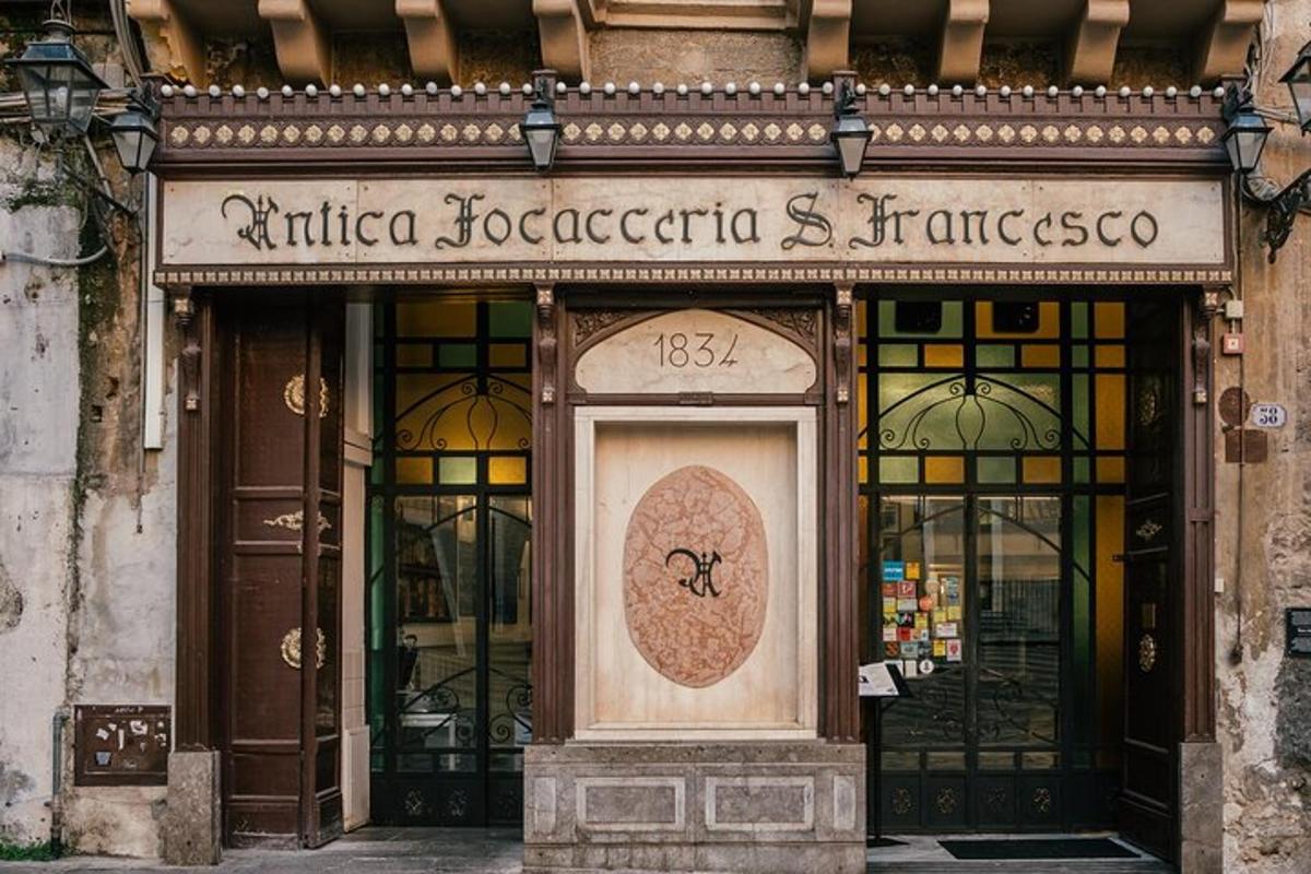 una tienda con un letrero en el frente de un edificio