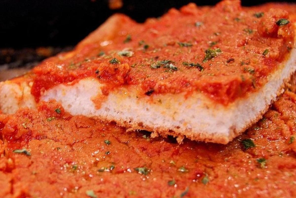 Un primer plano de un trozo de carne con salsa.