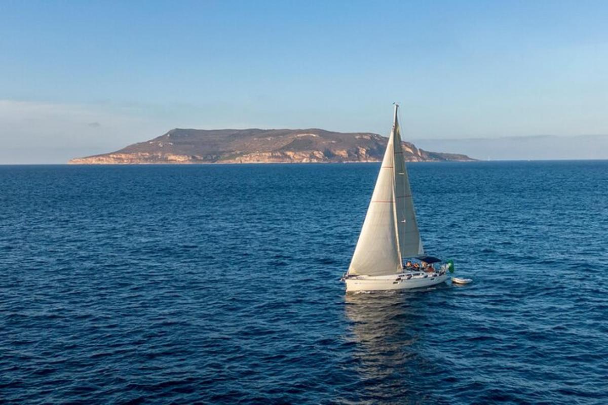 una barca a vela in mezzo a un grande specchio d'acqua