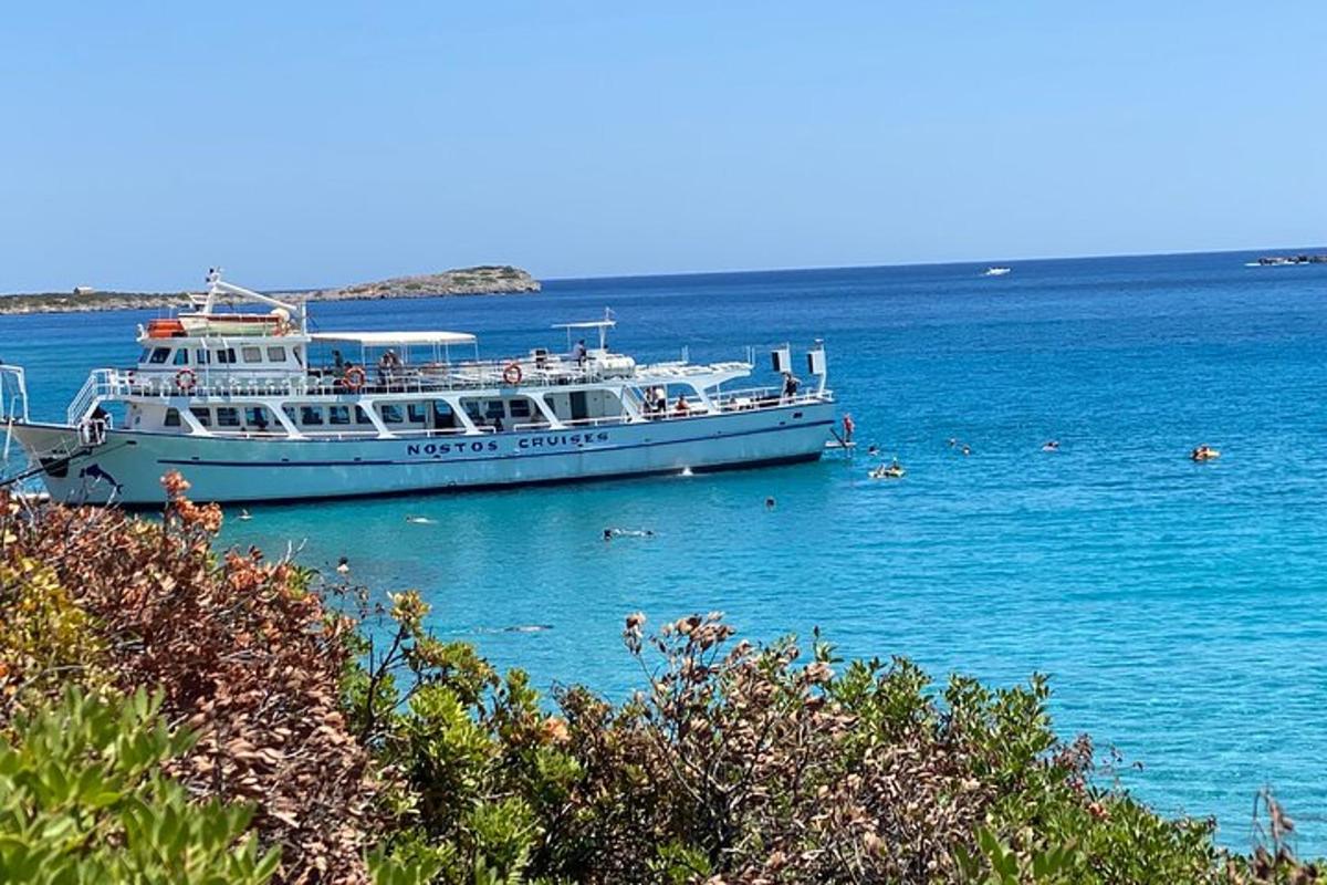 μια βάρκα στο νερό με ανθρώπους πάνω της