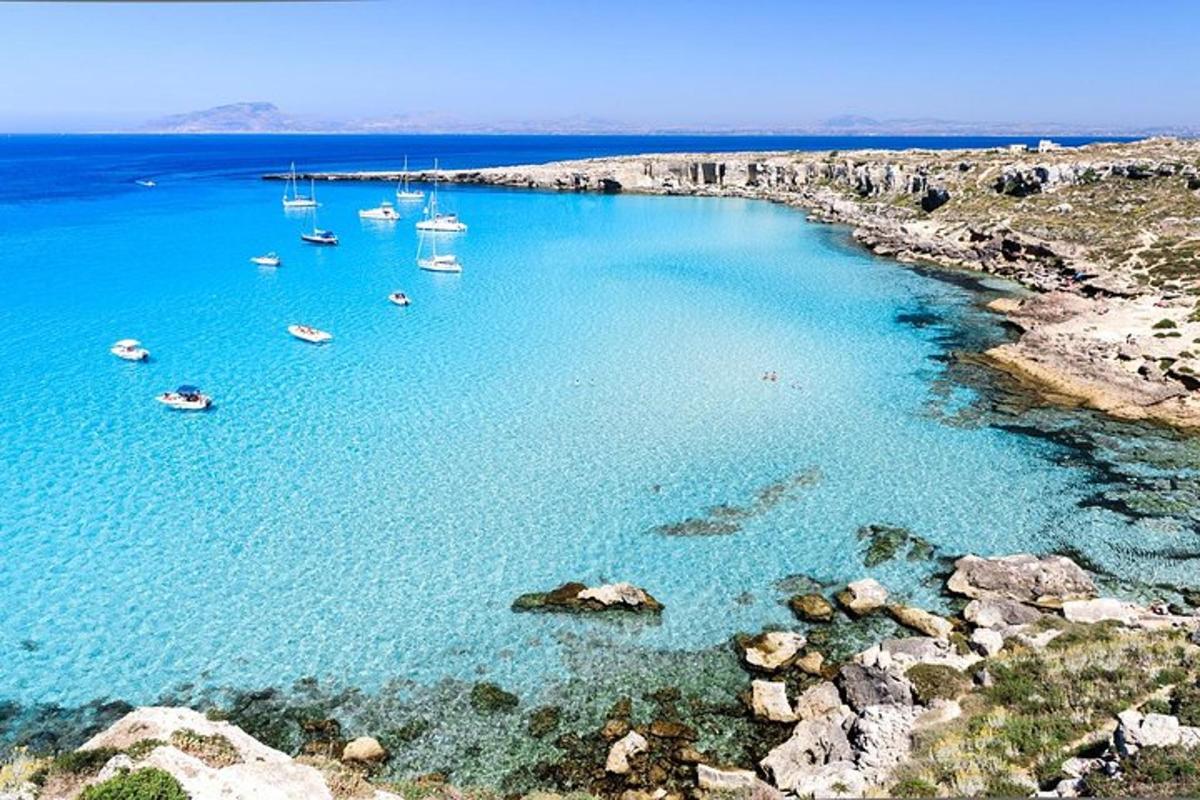 un gruppo di barche in un grande specchio d'acqua