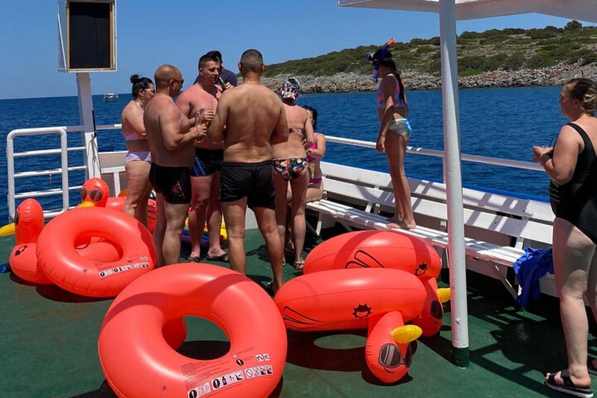Un grupo de hombres de pie en la cubierta de un barco.