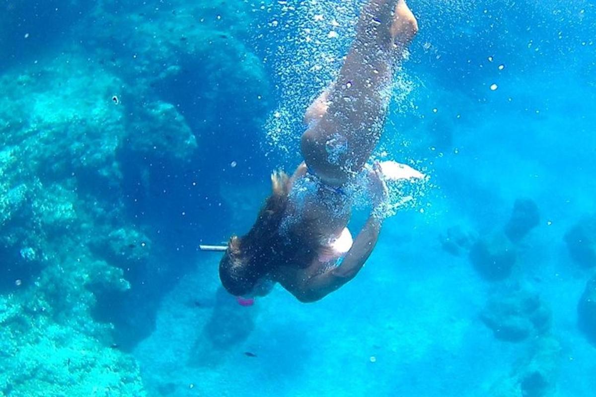 una persona sta nuotando nell'acqua blu