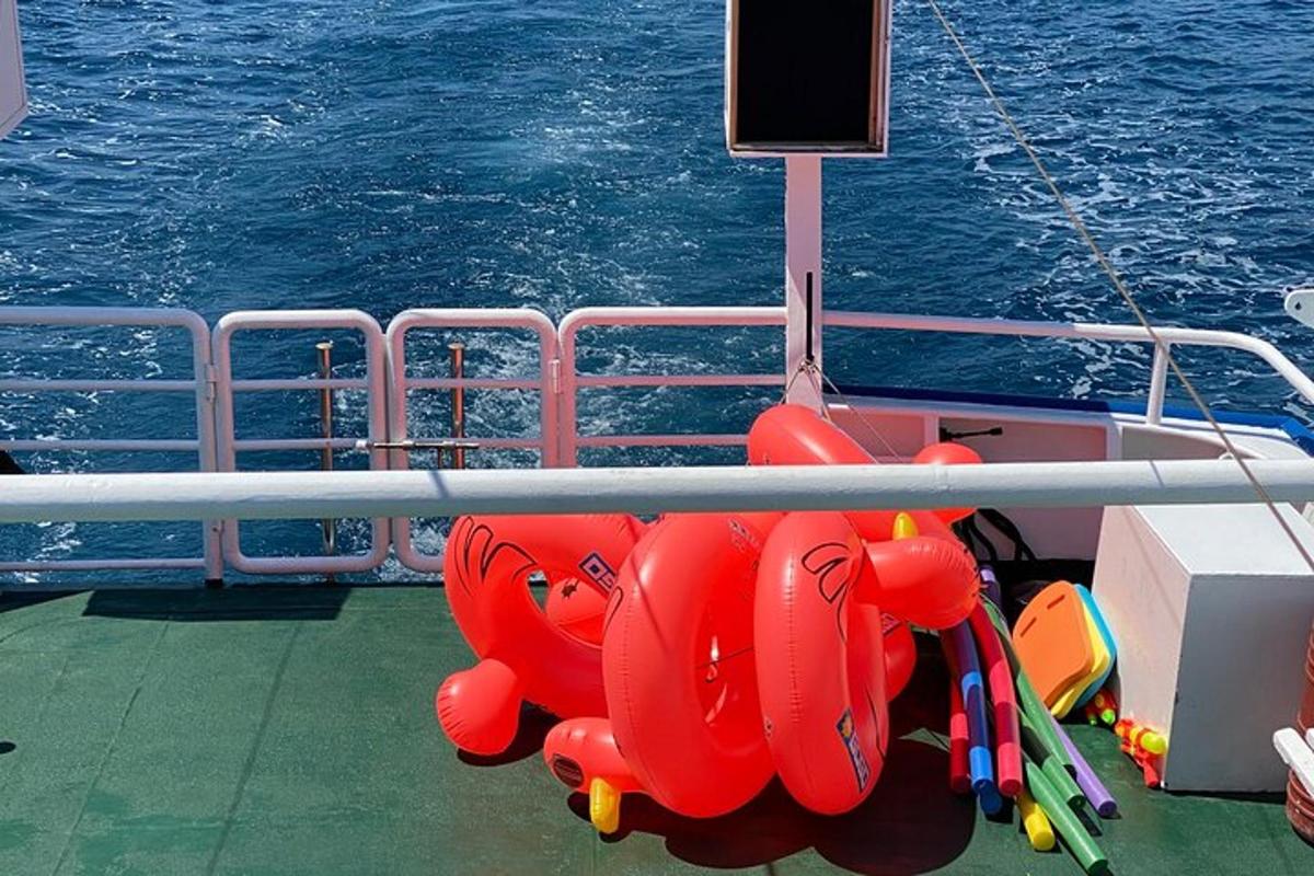 μια θέα του καταστρώματος ενός σκάφους στο νερό