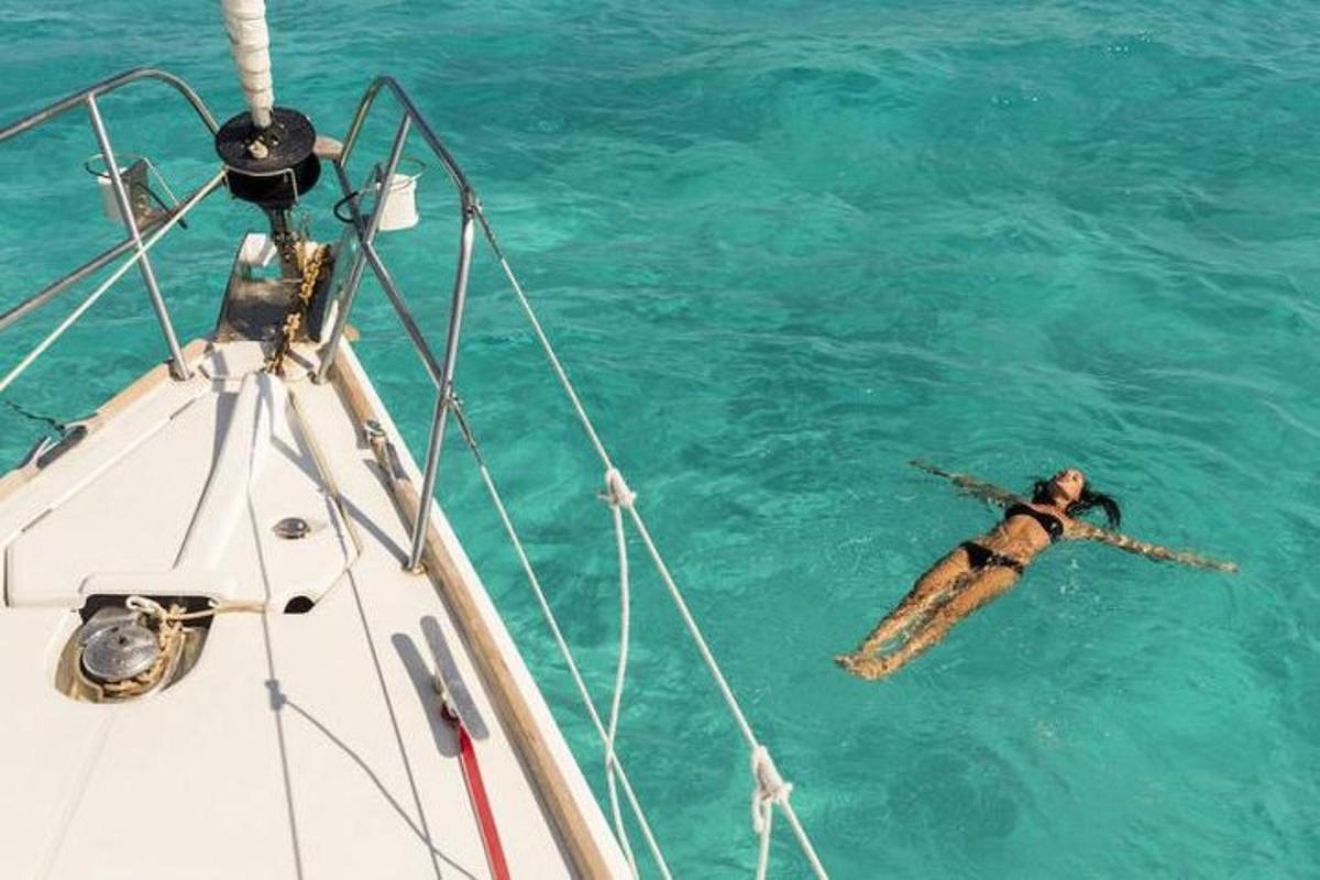 un uomo che nuota su una barca in acqua
