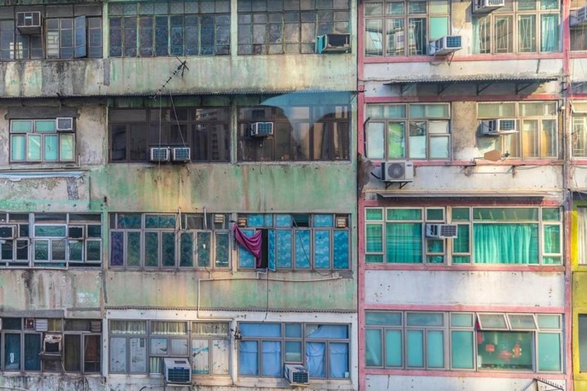 Una vista aérea de un edificio antiguo con muchas ventanas.