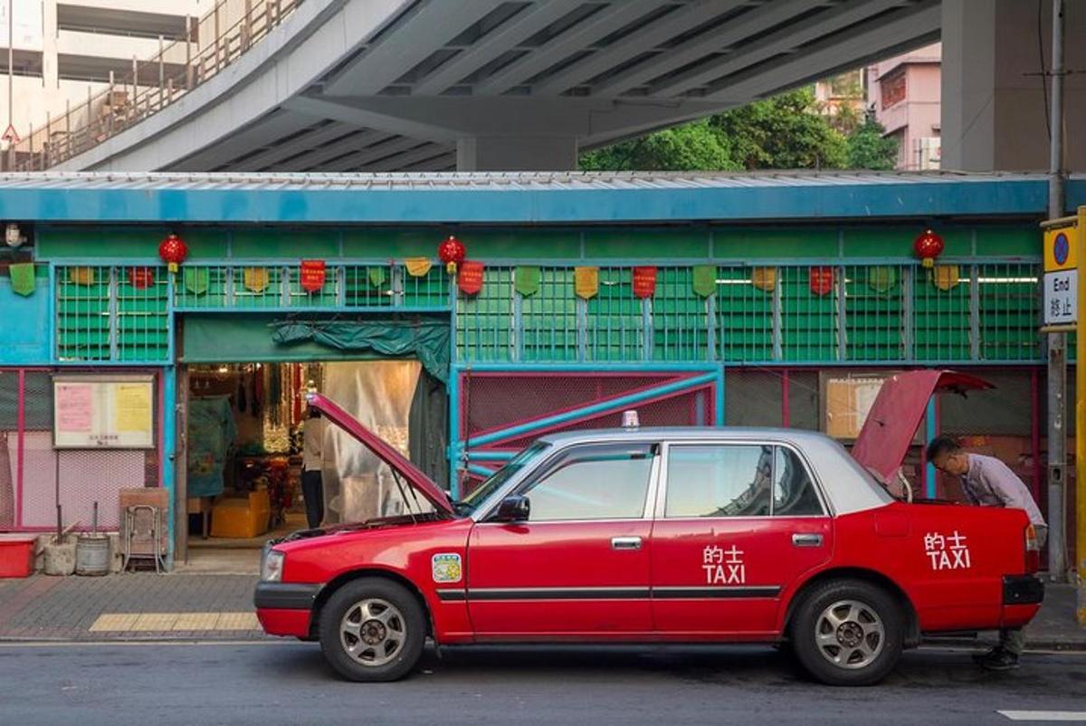 punane auto pargitud hoone ette