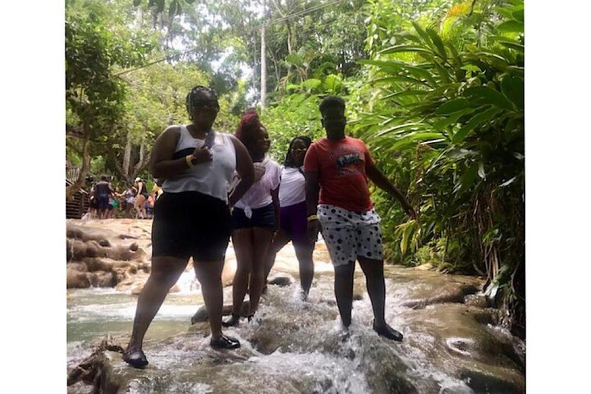 um grupo de pessoas em pé em um rio