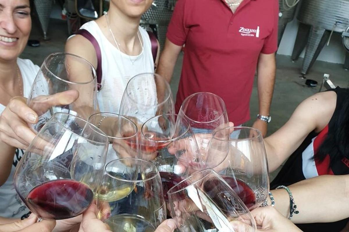 un groupe de personnes tenant des verres à vin