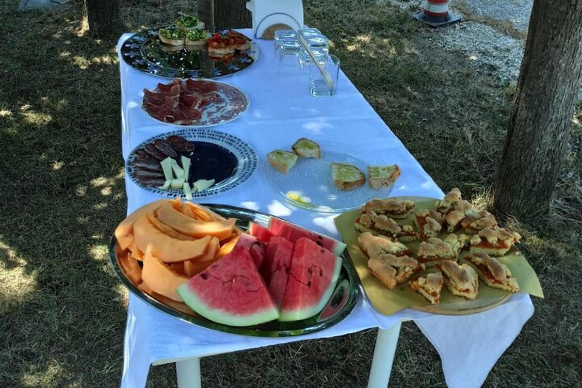 una taula blanca amb plats de menjar